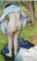 服を引っ張る裸の女性 1885年 エドガー・ドガ